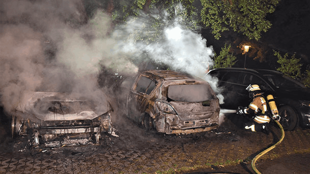 Brennende Autos in Steinbach – Zwei Fahrzeuge vollkommen zerstört –  Feuerwehr verhinderte Ausbreitung des Feuers