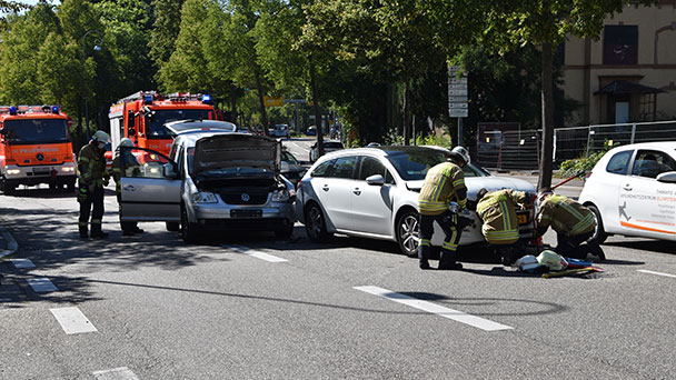 Feuerwehr in Baden-Badener Langestraße – Vier Verletzte nach Unfall – Rettungshubschrauber konnte wieder abdrehen