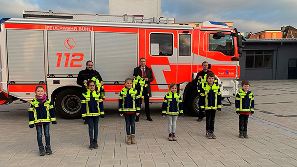 Spende für Feuerwehr-Nachwuchs in Bühl – Rundfahrt im Feuerwehrauto