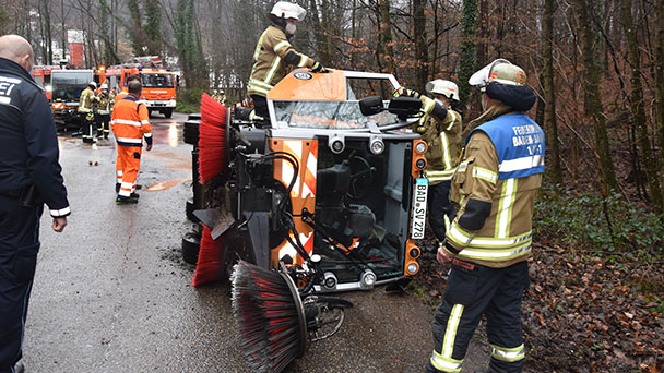 Verletzte Arbeiter auf Baden-Badener Mülldeponie – Kehrmaschine umgekippt