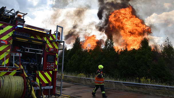 Baden-Badener und Rastatter Feuerwehren bei Großbrand im Elsass – Dunkle Rauchsäule war selbst in Karlsruhe zu sehen
