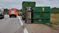 Lastwagen auf A5 umgekippt – Hänger mit Schutt beladen