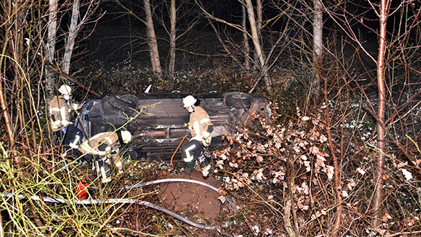 Schwerer Unfall bei Ebersteinburg – Drei Verletzte – Auto Abhang hinuntergestürzt 