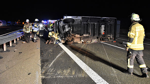 Schwerer Unfall vergangene Nacht mit Wohnmobil auf A5 bei Baden-Baden – Vier Verletzte – Feuerwehr im Einsatz