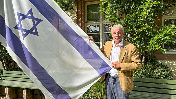 Solidarität mit Israel in Baden-Baden – Israelische Flagge im Rathausinnenhof Solidarität mit Israel in Baden-Baden – Israelische Flagge im Rathausinnenhof