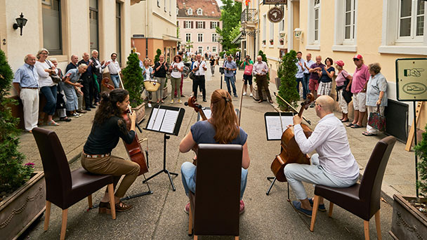 Musik, Bücher und Maßschuhe – Konzerte auf der Straße in Baden-Baden bei Straß und Vickermann & Stoya 