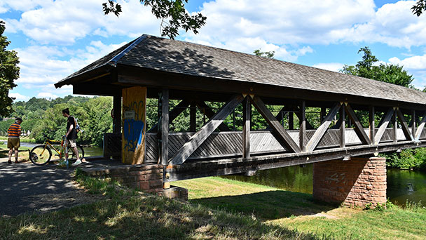 Taucher in der Murg im Einsatz – Traditionsreiche Flößerbrücke wird nun komplett saniert
