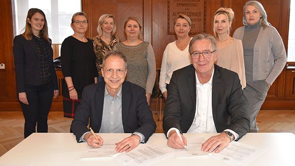 Hilfe für geflüchtete Ukrainer in Baden-Baden – Bürgermeister Roland Kaiser und Eberhard-Schöck-Stiftung unterzeichnen Vertrag