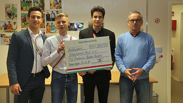 Baden-Badener Schülerverbindung denkt an die neuen Einwohner – Scheck an Arbeitskreis Asyl e.V.