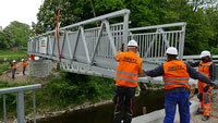 2,5 Tonnen schwere Brücke schwebte über Bäume – Neuer Franz-Degler-Steg in Rastatt für 192.000 Euro 