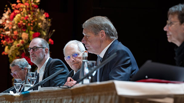 Wolfgang Schäuble in Baden-Baden wiedergewählt – Vorsitzender des Festspielhaus-Freundeskreises über die Pandemie: „Wir sind noch nicht ganz durch“ Wolfgang Schäuble in Baden-Baden wiedergewählt – Vorsitzender des Festspielhaus-Freundeskreises über die Pandemie: „Wir sind noch nicht ganz durch“