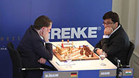 Schach-Weltmeister Viswanathan Anand in Baden-Baden besiegt - Matthias Blübaum gelingt Überraschung bei Grenke Chess Classic