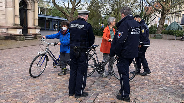 Radfahrer in Ooser Bahnhofstraße und am Festspielhaus von GVD kontrolliert 