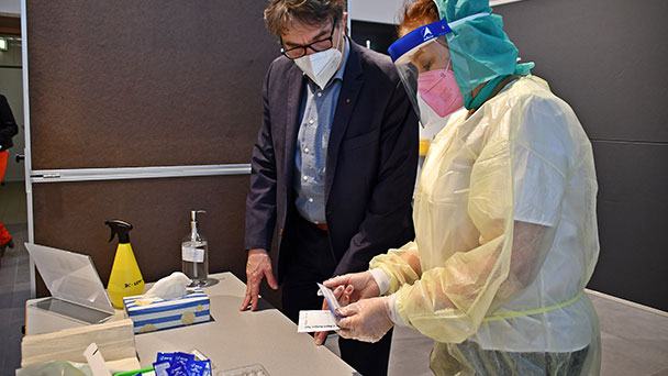 Corona-Schnelltest-Zentrum jetzt in der Jahnhalle – OB Florus „begeistert“
