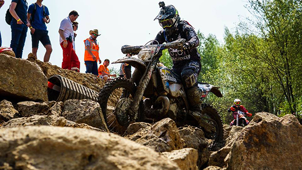 Baden-Badener Motorrad-Talent Kevin Gallas wieder siegreich - Viel Glück bei schlimmem Sturz und Aufprall gegen Baum Baden-Badener Motorrad-Talent Kevin Gallas wieder siegreich - Viel Glück bei schlimmem Sturz und Aufprall gegen Baum