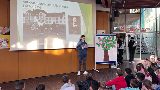 Holocaust-Gedenktag an Baden-Badener Gymnasium – „Am Beispiel des ehemaligen Fußballnationalspielers Julius Hirsch, erfahren, wie Menschen ausgegrenzt wurden“