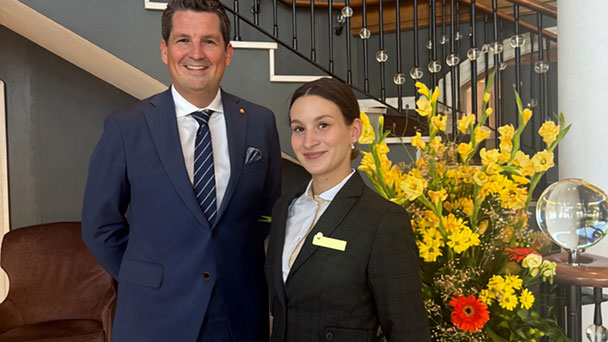 Hotel-Talent Catalina Mitrov aus Baden-Baden macht Karriere auf Sylt – Maison Messmer-Chef Caspar Wesener: „Viel Herz für die Gäste überzeugt“ Hotel-Talent Catalina Mitrov aus Baden-Baden macht Karriere auf Sylt – Maison Messmer-Chef Caspar Wesener: „Viel Herz für die Gäste überzeugt“
