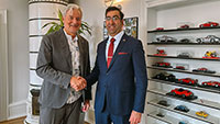 Shakehand im Baden-Badener OB-Büro – Dietmar Späth und der türkischen Generalkonsul Mahmut Niyazi Sezgin