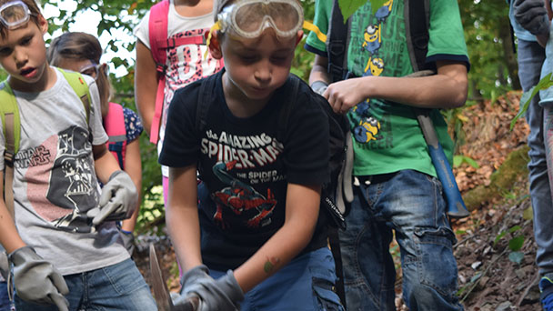 Aus Gaggenauer Kindern wurden Forscher – Mit Forscherutensilien Hammer, Schutzbrille und Handschuheunterwegs