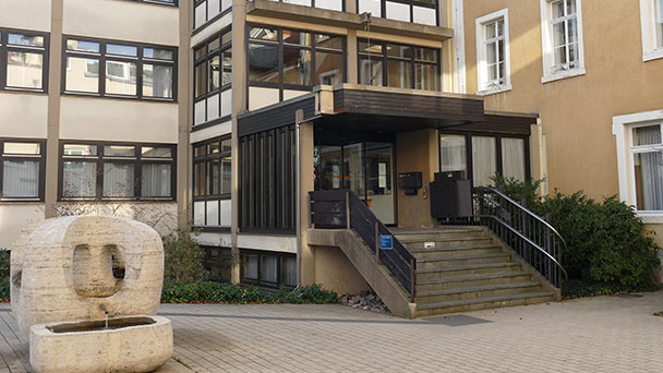 Gernsbacher Stadtverwaltung auch ohne Termin wieder zu Verfügung – „Hochfrequentierte Bereiche mit Spuckschutz ausgestattet“