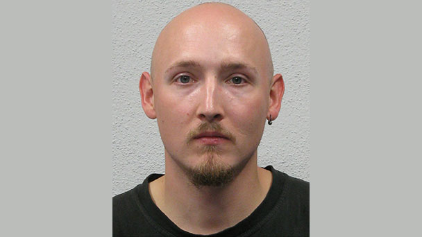 Erneut dringende Warnung der Polizei – Vier Polizisten entwaffnet – Täter mit Pistolen, Messer, Pfeil und Bogen immer noch auf der Flucht