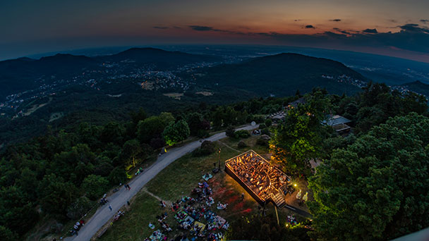 Gipfelkonzerte vom Merkur beschallen die ganz Stadt – Philharmonie Baden-Baden mit „Spiderman“ und „Kommissar Brunetti“