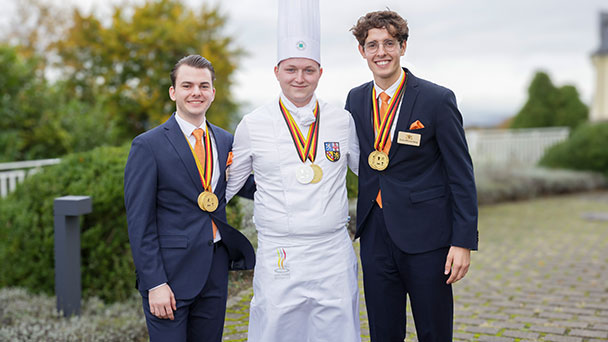 Jubel im Brenners Park-Hotel in Baden-Baden – Linus Doufrain ist die Nr. 1 der Hotelfachmänner in Deutschland Jubel im Brenners Park-Hotel in Baden-Baden – Linus Doufrain ist die Nr. 1 der Hotelfachmänner in Deutschland