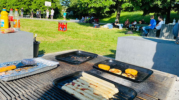 Baden-Badener Rathaus macht gute Stimmung im Wörthböschelpark – „Bratwurst oder alternativ ein Grillkäse gratis“
