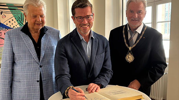 Vom neuen Buch ins Goldene Buch – Karl-Theodor zu Guttenberg im Baden-Badener Rathaus 