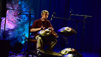 Sibirischer Multiinstrumentalist Nadishana in Baden-Baden – „Bespielt gleichzeitig drei Handpfannen“