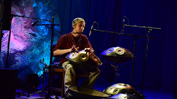 Sibirischer Multiinstrumentalist Nadishana in Baden-Baden – „Bespielt gleichzeitig drei Handpfannen“