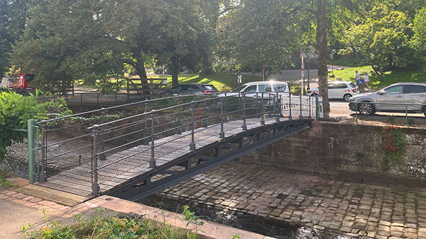 Fast ein Jahr Baustelle – Brücke nach Baumsturz instandgesetzt – Handwerkersteg wird freigegeben