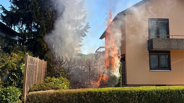 Feuer in Neuweier drohte auf Wohnhaus überzugreifen – Baum und Hecke in Flammen – Baden-Badener Feuerwehr rechtzeitig zur Stelle