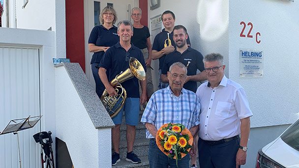 Blumen und ein Ständchen zum 85. Geburtstag – OB Schnurr gratulierte seinem Vor-Vorgänger Gerhard Helbing