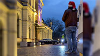 Nikolaus vor dem Festspielhaus Baden-Baden – Schokoherzen für gut beleuchtete Radfahrer