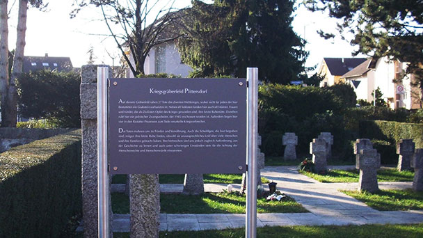 Hinweisschilder auf Rastatter Friedhöfen – „Auf diesem Gräberfeld ruhen Tote der beiden Weltkriege“ – Soldaten, zivile Opfer und Kriegsverbrecher