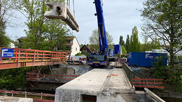 Alte Hubertusbrücke in Schwarzwaldstraße ausgehoben – 400 Tonnen Autokran Alte Hubertusbrücke in Schwarzwaldstraße ausgehoben – 400 Tonnen Autokran
