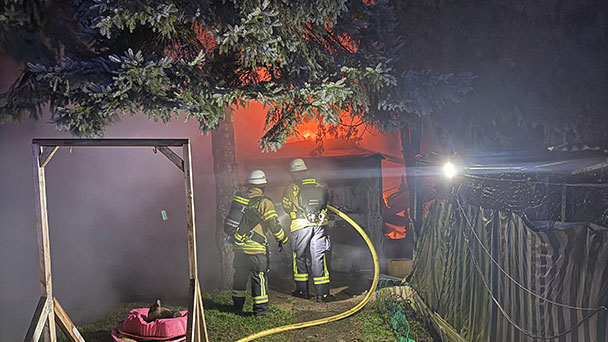 Feuer in Baden-Oos – Gartenhütte in Vollbrand – Feuerwehr rechtzeitig zur Stelle 