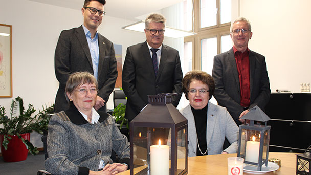 Oberbürgermeister Hubert Schnurr mit Besuch aus Bethlehem - Friedenslicht leuchtet auch im Rathaus 