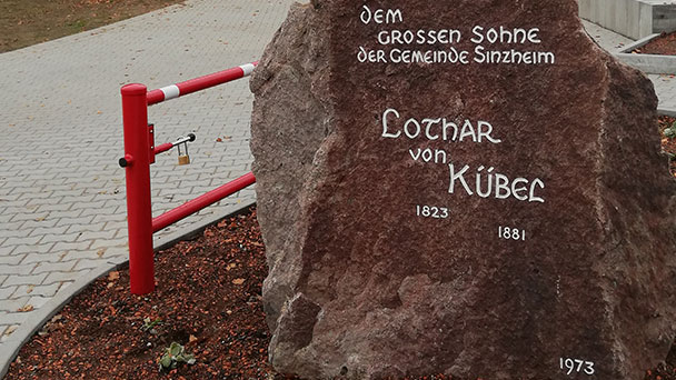 Rathaus setzt Anregung von Bürger um - Gedenkstein an Lothar von Kübel nun besser einsehbar Rathaus setzt Anregung von Bürger um - Gedenkstein an Lothar von Kübel nun besser einsehbar