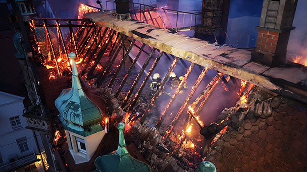 Nach dem Feuer am Sonnenplatz - Größere Absperrung zur Baustellensicherung