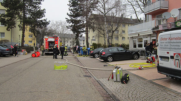 Feuerwehrmann durch Stromschlag verletzt – Brand in Pizzeria in Baden-Oos – Bewohner mussten Haus verlassen