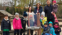 Staffelei für deutsch-französischen Kindergarten – Anemone Bippes in Spenderlaune