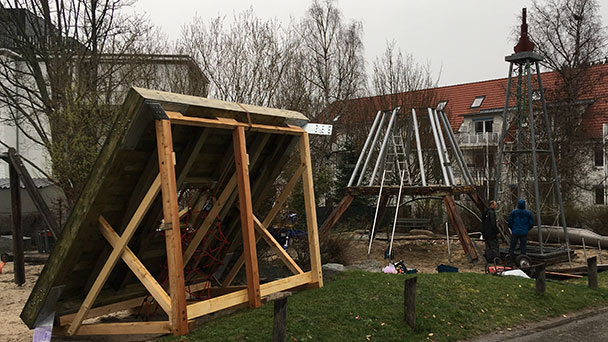 Kinder in der Cité dürfen sich freuen – Eiffelturm-Spielgerät auf dem Spielplatz „Paris“ wird repariert