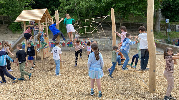 Baden-Badener Kinder stürmten neue Kletteranlage – Spende für die Kleinen