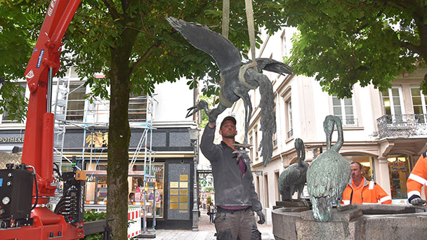 Reiher am Reiherbrunnen geht auf Reisen – Abmontiert und abtransportiert Reiher am Reiherbrunnen geht auf Reisen – Abmontiert und abtransportiert