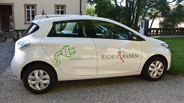 Auch Baden-Badener Rathaus setzt auf Elektro-Autos – Aufkleber: „Baden-Baden – ist klimafreundlich“