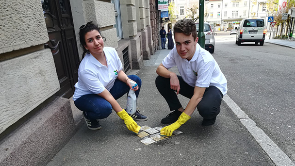Baden-Badener Jugendliche: „Zeichen setzen gegen Antisemitismus“ - Stolpersteine gereinigt Baden-Badener Jugendliche: „Zeichen setzen gegen Antisemitismus“ - Stolpersteine gereinigt