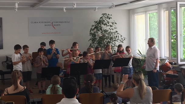 Andrang im Konzertsaal der Musikschule überwältigend groß - Vom Duett für zwei kleine Trommeln bis zum Blockflöten-Querflöten-Saxophon-Ensemble