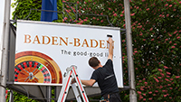 Nun auch noch good-good-Life-Schilder an Baden-Badener Straßen - „Willkommensschilder“ an Autobahnzubringer und Ebertplatz